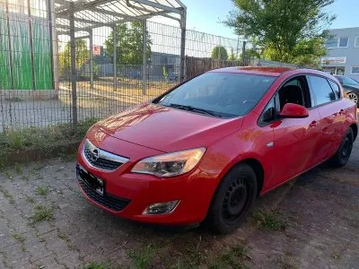 Używany Opel Astra 140 KM (102 kW) 2011 Czerwony Sedan/Limuzyna