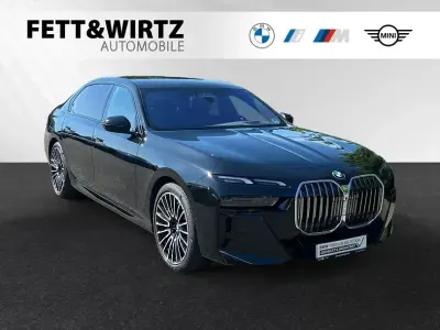 Gebraucht BMW 740 M Sport 299 PS (219 kW) 2025 Black sapphire metallic Limousine
