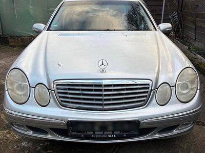 Silber Gebraucht 2003 Mercedes E220 Limousine | 2.490 €