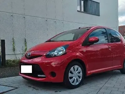 Gebraucht Toyota Aygo 68 PS (50 kW) 2012 Rot Kleinwagen