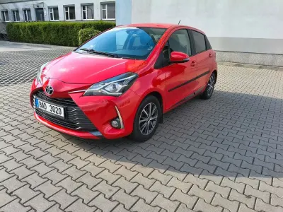Używany Toyota Yaris Club 111 KM (81 kW) 2020 Czerwony Sedan/Limuzyna