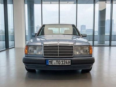 Second-hand Mercedes E230 132 CP (97 kW) 1992 Albastru Berlinǎ