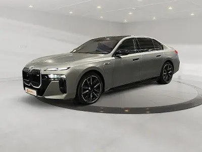 Gebraucht BMW M760e Executive 381 PS (280 kW) 2025 Frozen pure grey metallic Limousine