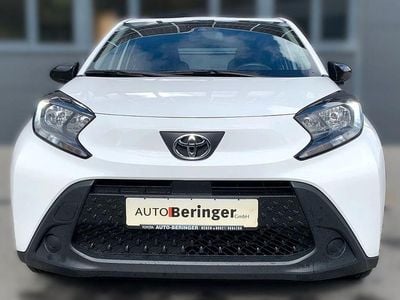 Schneeweiß Gebraucht 2022 Toyota Aygo X-play Kleinwagen | 15.555 € (Fairer Preis)