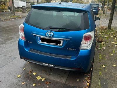 Gebraucht Toyota Verso Executive 177 PS (130 kW) 2013 Blau Van / Kleinbus