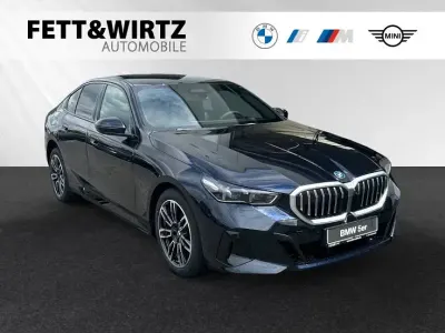 Neu BMW 530e M Sport 299 PS (219 kW) 2026 Carbonschwarz metallic Limousine