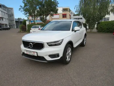 Gebraucht Volvo XC40 Momentum 129 PS (94 kW) 2020 Weiß SUV