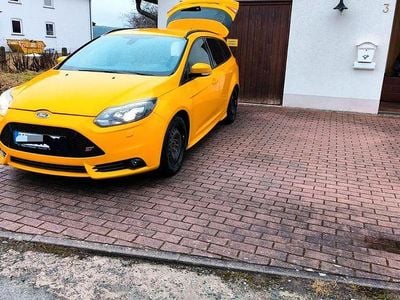 Gebraucht Ford Focus Sport 250 PS (183 kW) 2014 Gelb Limousine