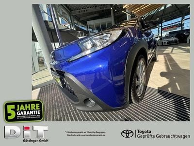 Gebraucht Toyota Aygo Pulse 72 PS (52 kW) 2024 Juniper blue (8y8)/ black mica Kleinwagen