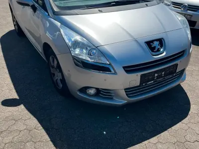 Gebraucht Peugeot 5008 105 PS (77 kW) 2013 Silber Van / Kleinbus