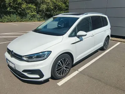 Gebraucht VW Touran Highline 150 PS (110 kW) 2022 Weiß Van / Kleinbus