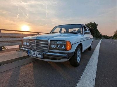 Gebraucht Mercedes 230 109 PS (80 kW) 1979 Weiß Limousine