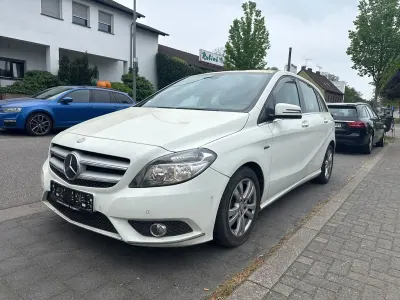 Gebraucht Mercedes B180 122 PS (89 kW) 2012 Weiß Van / Kleinbus