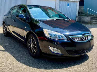 Gebraucht Opel Astra 110 PS (80 kW) 2011 Schwarz Limousine