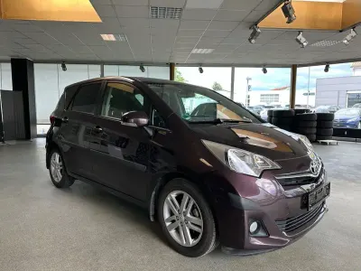 Gebraucht Toyota Verso-S Club 99 PS (72 kW) 2011 Violett Van / Kleinbus