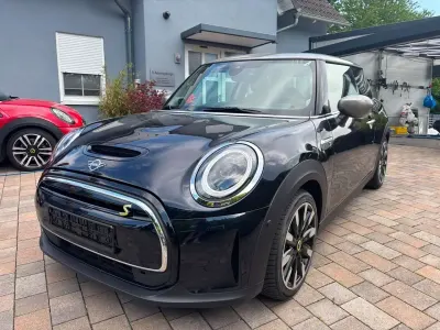 Gebraucht Mini Cooper SE 135 kW (184 PS) 2023 Enigmatic black Kleinwagen