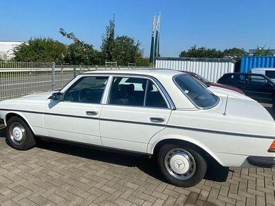 Gebraucht Mercedes 200 94 PS (69 kW) 1980 Weiß Limousine