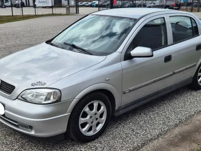 Używany Opel Astra Comfort 101 KM (74 kW) 2001 Srebrny Sedan/Limuzyna