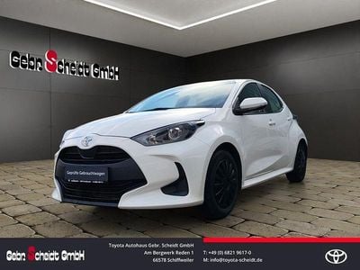 Weiß Gebraucht 2022 Toyota Yaris Comfort Limousine | 15.480 € (Etwas zu teuer)