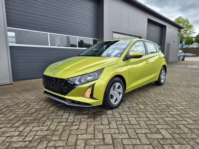 Neu Hyundai i20 90 PS (66 kW) 2026 Mangrove green Kleinwagen