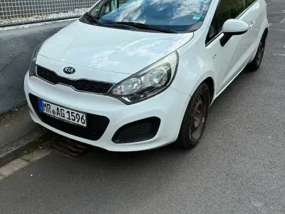 Gebraucht Kia Rio Attract 86 PS (63 kW) 2013 Weiß Limousine