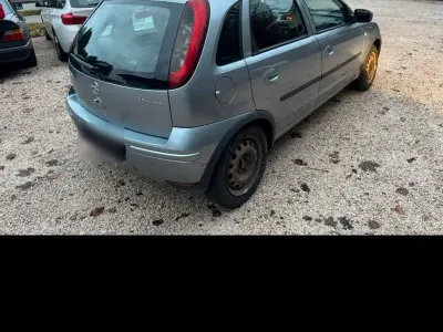 Usado Opel Corsa 75 HP (55 kW) 2005 Prateado Citadino