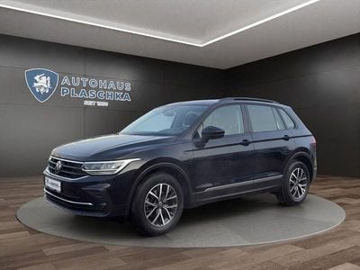 Deep black perleffekt (schwarz) Gebraucht 2022 VW Tiguan Life SUV | 25.950 € (Guter Preis)