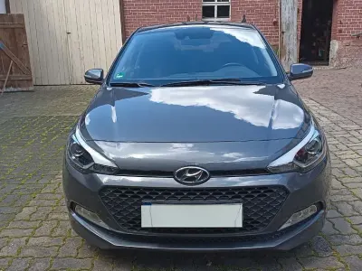 Gebraucht Hyundai i20 Premium 101 PS (74 kW) 2015 Grau Limousine