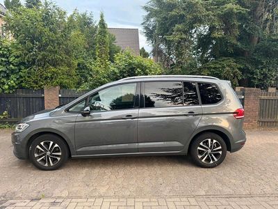 Grau Gebraucht 2019 VW Touran Van / Kleinbus | 14.450 € (Fairer Preis)