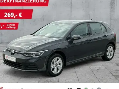 Gebraucht VW Golf VIII Life 131 PS (96 kW) 2023 Grau Limousine