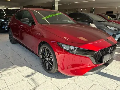 Neu Mazda 3 Homura-Line 140 PS (102 kW) 2026 Soul red crystal m Limousine