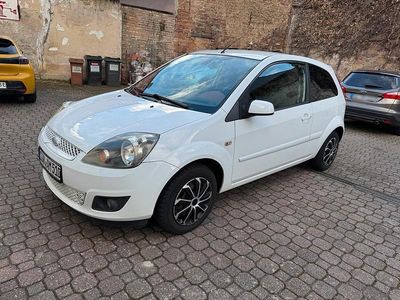 Usata Ford Fiesta 90 CV (66 kW) 2007 Bianco Utilitaria
