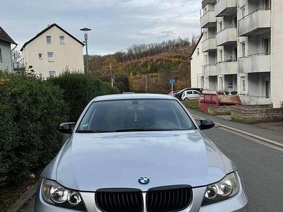 Gebraucht BMW 318 129 PS (94 kW) 2007 Grau Limousine