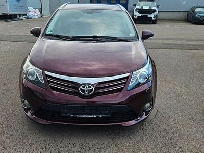 Gebraucht Toyota Avensis Life 124 PS (91 kW) 2012 Rot Kombi