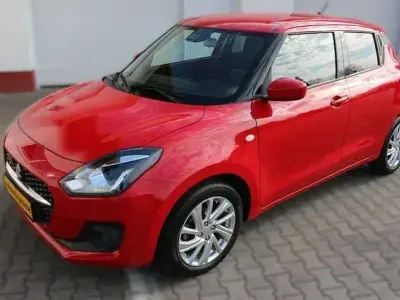 Begagnad Suzuki Swift Comfort 83 HK (61 kW) 2022 Röd Halvkombi