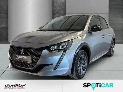 Gebraucht Peugeot e-208 Allure 100 kW (136 PS) 2023 Lack grau artense/typ aussenverk (metallic) Kleinwagen