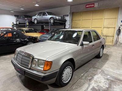 Usata Mercedes E230 132 CV (97 kW) 1990 Oro Berlina