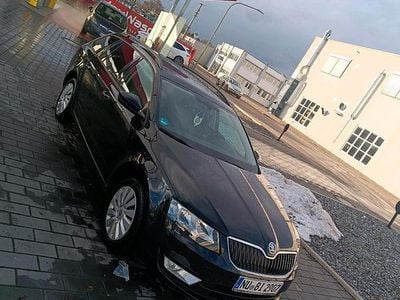 Schwarz Gebraucht 2015 Skoda Octavia Kombi | 10.300 € (Fairer Preis)