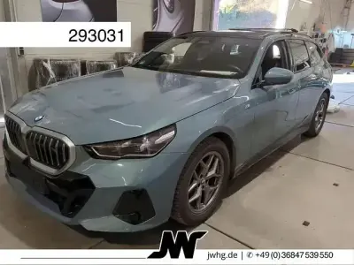 Gebraucht BMW 520 M Sport 197 PS (144 kW) 2024 Cape york gruen metallic Kombi