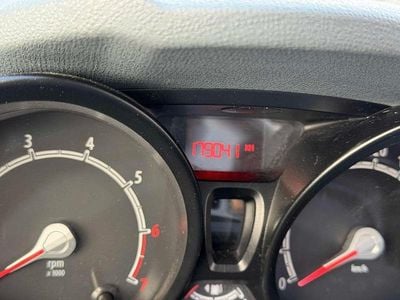 Gebraucht Ford Fiesta Ambiente 60 PS (44 kW) 2011 Weiß Kleinwagen