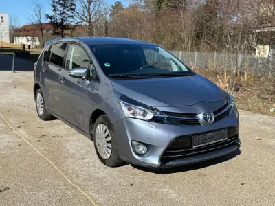 Gebraucht Toyota Verso Comfort 132 PS (97 kW) 2016 Silber Van / Kleinbus