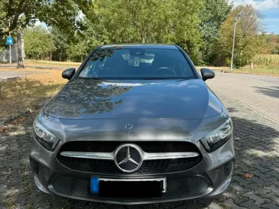 Gebraucht Mercedes A180 116 PS (85 kW) 2019 Grau Kleinwagen