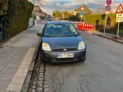 Usado Ford Fiesta 101 HP (74 kW) 2005 Cinzento Citadino
