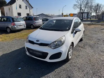 Gebraucht Kia Rio 85 PS (62 kW) 2013 Weiß Limousine