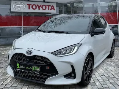 Gebraucht Toyota Yaris Hybrid Sport 116 PS (85 kW) 2023 Platinum white pearl mc. (089) Limousine