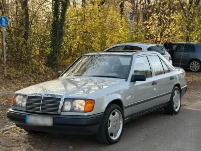 Usata Mercedes E230 AMG 132 CV (97 kW) 1989 Argento Berlina