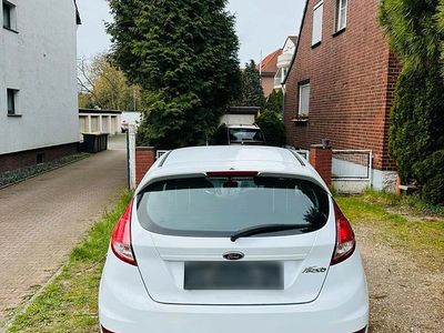 Usata Ford Fiesta 82 CV (60 kW) 2015 Bianco Berlina