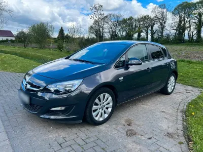 Używany Opel Astra 110 KM (80 kW) 2013 Sedan/Limuzyna
