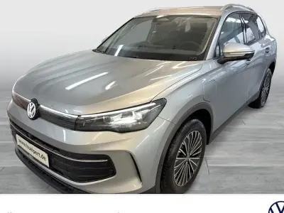 Gebraucht VW Tiguan Life 204 PS (150 kW) 2026 Silber SUV