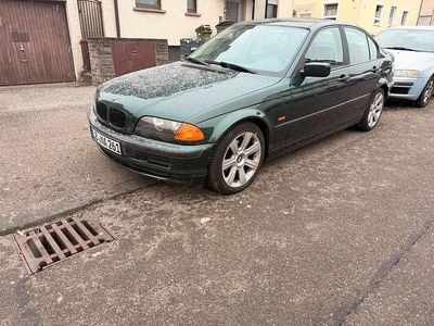 Grün Gebraucht 2001 BMW 318 Limousine | 2.300 € (Guter Preis)